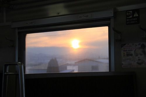 711系電車の車窓から見た夕日(ピンぼけ)