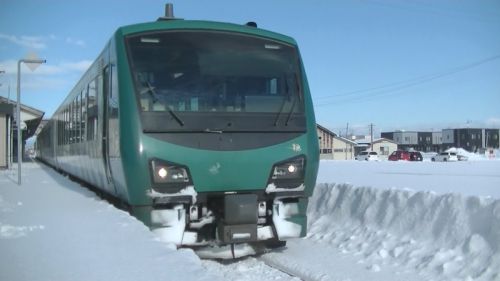 HB-E300系気動車リゾートしらかみ1号橅編成 五所川原駅を出発