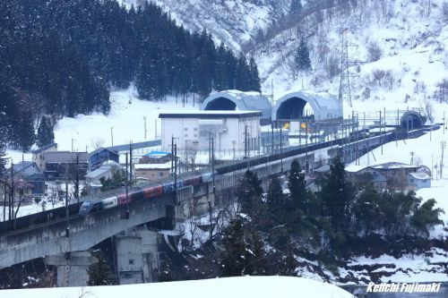 冬の越後路をゆく現美新幹線