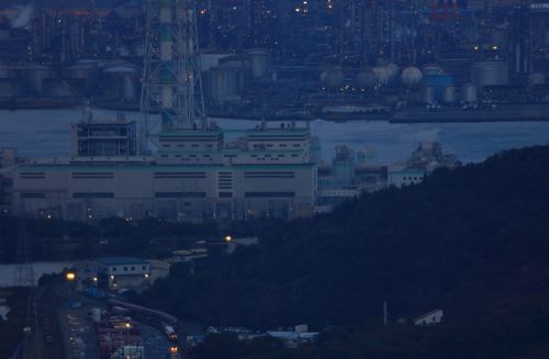 水島臨海鉄道の水島コンビナートの工場群をバックに行くDE10型コンテナ貨物(東水島駅)