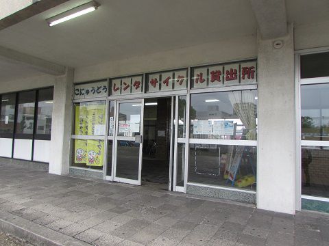 JR四日市駅の「駅舎」内にあるレンタサイクル貸出所。 【2017年08月 三重県四日市市】