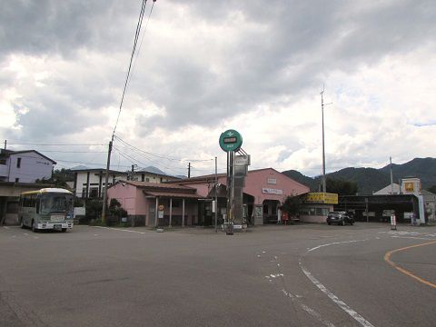 古き良き?ローカル線の雰囲気そのままの富士急行「都留市」駅。 【2015年07月 山梨県都留市】