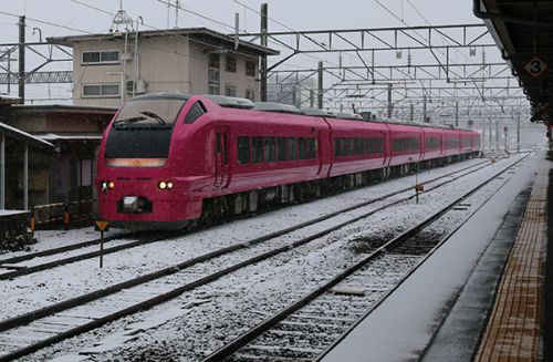 特急いなほ8号(ハマナス色)と初対面@秋田駅
