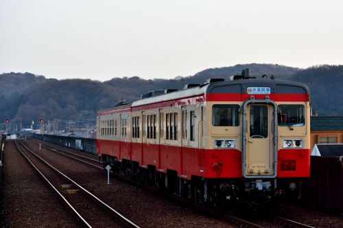水島臨海鉄道の高架区間を行くキハ37・38(弥生駅)