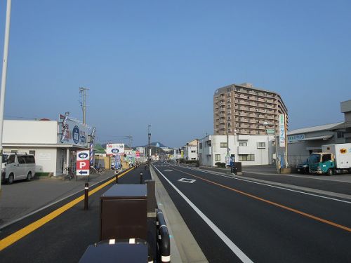 頭上がスッキリ!無電柱化されたJR福間駅前の道路 (付録:福間のとんち男「又ぜー」)