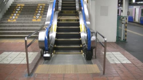 途中に水平部があるエスカレーター　仙台駅