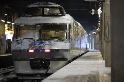 釧路への回送クリスタルエクスプレス-吹雪の中の札幌駅