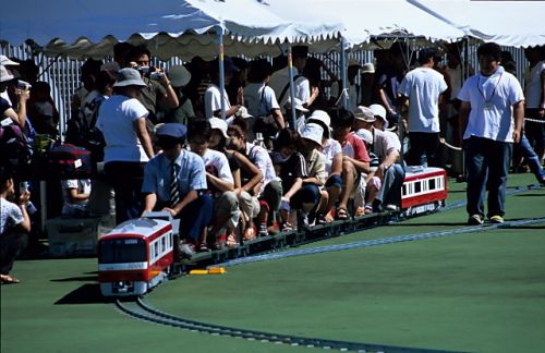 定員15人の電車