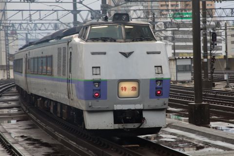 特急宗谷にキハ183系の前後スラント-DE10赤単機とすれ違った朝の時間