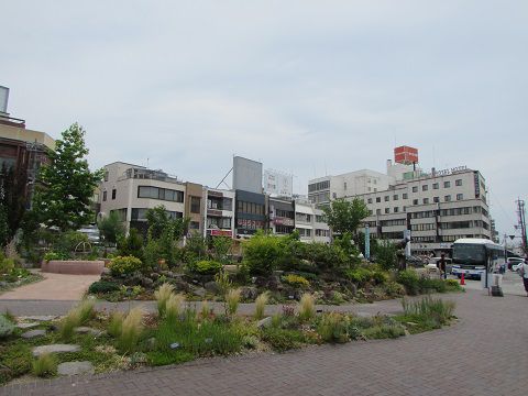 一風変わった景観?の小諸駅正面口。 【2017年07月 長野県小諸市】
