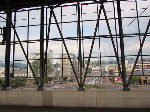 ガラス張りのJR日向市駅高架ホームから、外の景色を望む。 【2015年08月 宮崎県日向市】