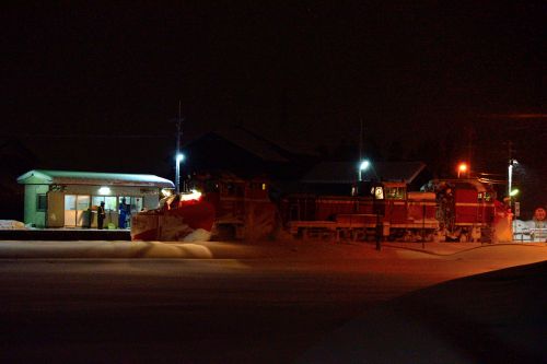 城端線の深夜の除雪作業を続けるDE15-1541号機ラッセル車(林駅・高岡駅)