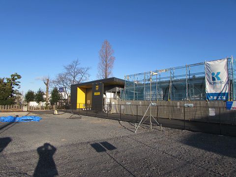 ブラジル風?にリニューアル中の西小泉駅。 【2017年12月 群馬県大泉町】