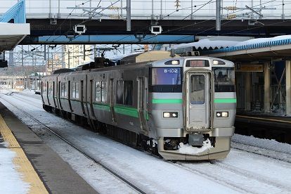 厚別駅2番線で車両点検を実施していた733系B-102編成