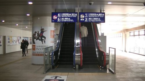 2階直通と3階直通が並列しているエスカレーター 京急蒲田駅