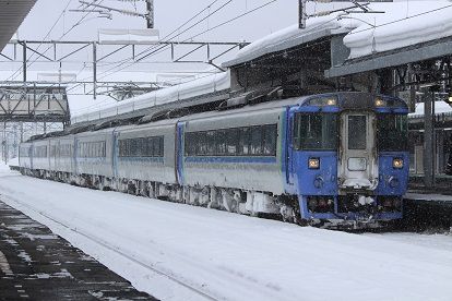 今冬も確認された6両編成の特急「オホーツク」