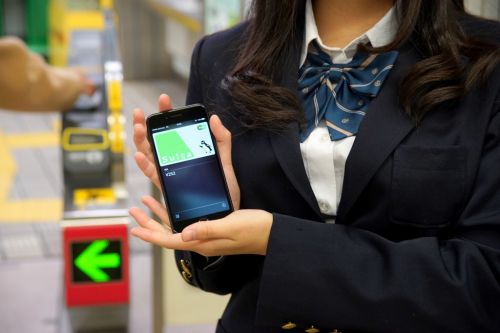 大阪地下鉄の改札にiPhoneをかざして入るにはどうすればいいの?