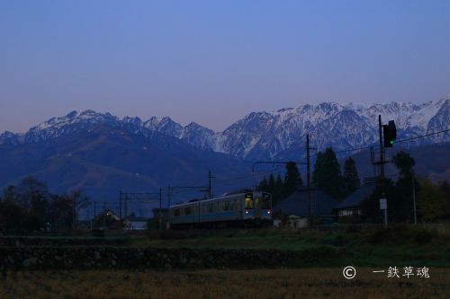 夜明け直前の1番列車・・・