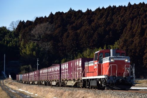 石巻線の国鉄色のDE10コンテナが牽引するコンテナ貨物が行く(涌谷~前谷地)