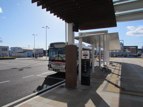 伊勢崎駅前から、県境を超えて本庄駅前へ向かう路線バス。 【2017年12月 群馬県伊勢崎市】
