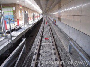 【小田急複々線化】世田谷代田駅で工事中の緩行線ホーム・壁の中に消える階段に真上から眺める線路〈写真13枚〉