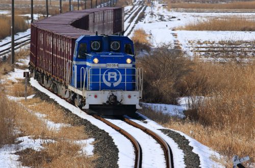 八戸臨海鉄道の冬の線路を行くDD56-4号機牽引のコンテナ貨物(八戸貨物~北沼)