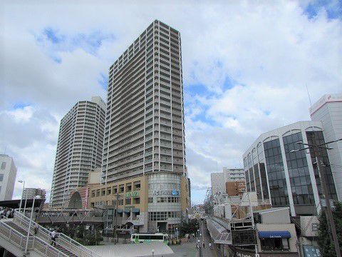タワーマンションがにょきりと建つ、JR高槻駅前。 【2017年08月 大阪府高槻市