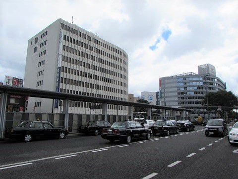 JR大津駅北口で、丸く柔らかな?顔を突き合わせているオフィスビル。 【2017年08月 滋賀県大津市】