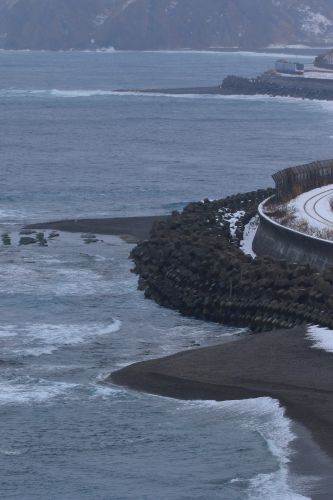 五能線の観光列車「リゾートしらかみ2号」が冬の日本海を行く(深浦~広戸)