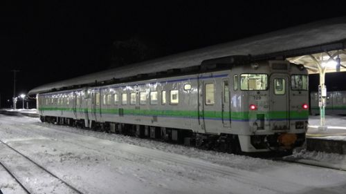 夜の遠軽駅で