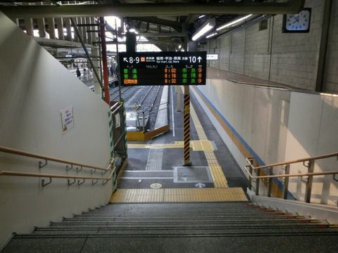 京都駅のJR奈良線ホームに新しい発車標が設置される(2018年2月)
