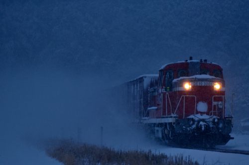 石巻線の雪の中を行くDE10国鉄色牽引のコンテナ貨物(涌谷~前谷地)