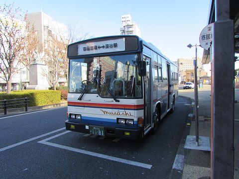 深谷駅から寄居方面へ向かう「県北都市間連絡バス」。　【2017年12月　埼玉県深谷市】