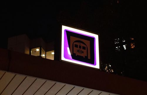 Osaka Metroの新ロゴ、本町駅にて準備工事完了。チラッと見える状態に