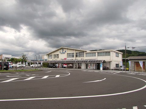 外観は昭和後期様式?の中村駅。 【2016年05月 高知県四万十市】