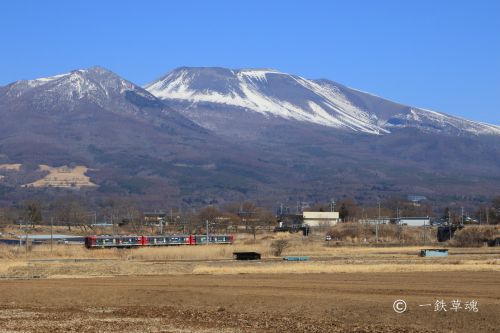 雄大な浅間山としなの鉄道