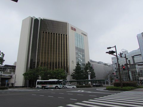 曇天の中、輝くように?そそり立つ近鉄四日市駅。 【2017年08月 三重県四日市市】