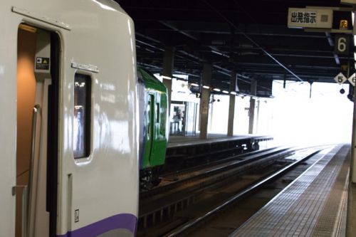 線路点検の影響により回送列車が並んだ朝の札幌駅-4両編成のスーパーとかちは短い!