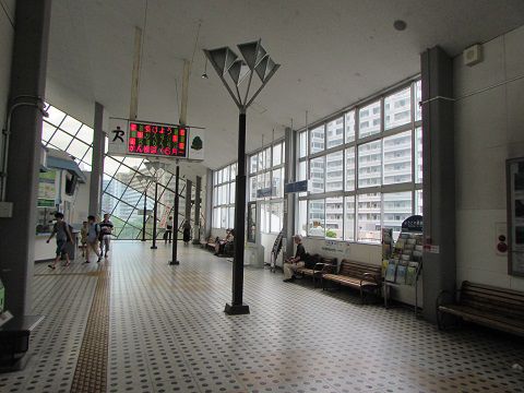 JR栗東駅の橋上駅舎。その建物はそのまま駅の東西を結ぶ通路。 【2017年08月 滋賀県栗東市】