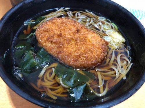 伊豆箱根鉄道駿豆線三島駅 名物 三島そば ホームの賑わいの中で味わう みしまコロッケそば