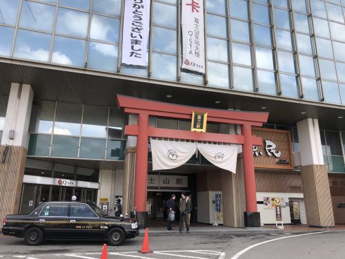 富士急富士山駅 麺’ズ富士山富士山駅店 駅地下フードコート 吉田のうどん ちく天を味わう!