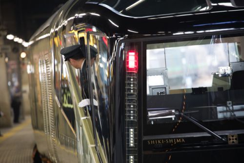 朝の時間札幌駅へやって来たトランスイート四季島をのんびり撮る-気になる禁止の表示