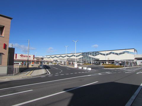 郊外のロードサイトのような雰囲気?のJR・東武伊勢崎線「伊勢崎」駅。 【2017年12月 群馬県伊勢崎市】