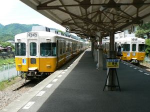 琴電琴平駅で並んだ1100形