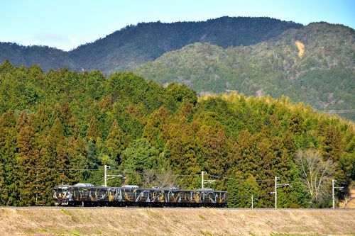 草津線の近江の山々を背景に行く113系忍び電車他(貴生川~三雲)