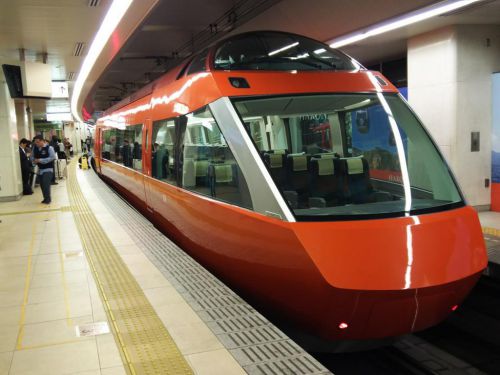 小田急の新型ロマンスカー「GSE」(70000形)乗車レポート! 明るい車内にゆったりした座席でレベルの高い特急車両です!