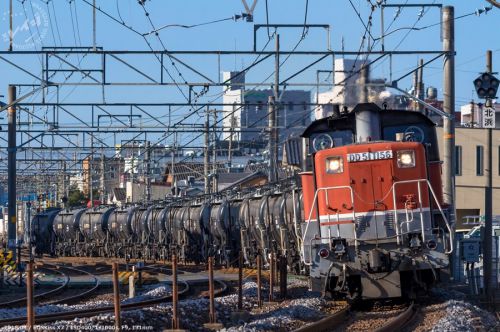 DD51セメント返送列車を青空バックで。