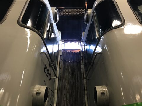 戻って来た然別行きのキハ40-朝の札幌駅にはパンタグラフが降りた列車がいる