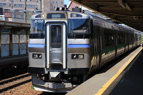 発寒中央駅にて、キハ201系気動車D-102編成さん。