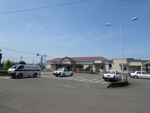 青空の下、鴨島駅。 【2016年05月 徳島県吉野川市】